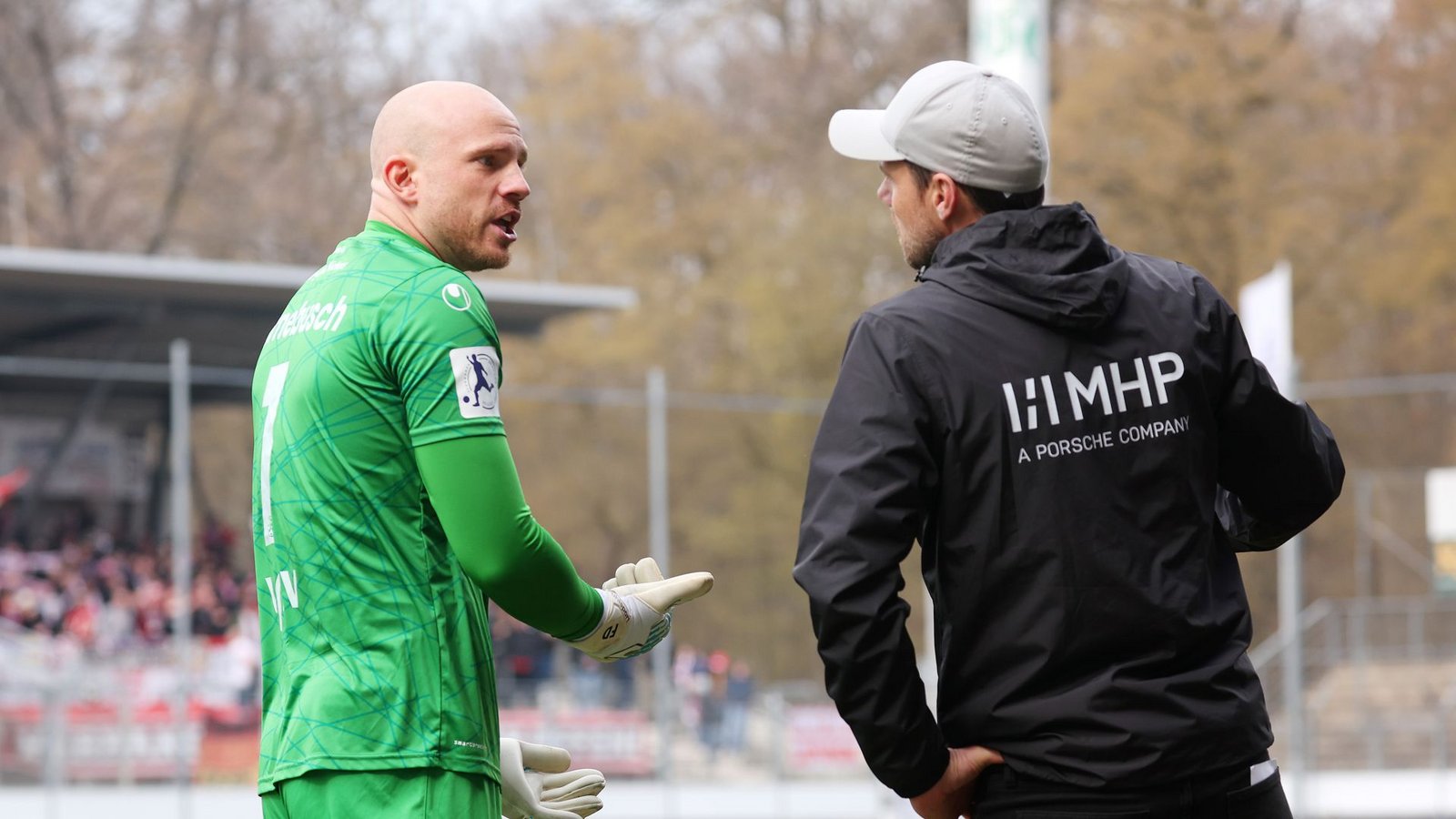 Gibt Trainer Marco Wildersinn seinem Stammkeeper Felix Dornebusch auf dem Kunstrasenplatz in Mainz-Mombach eine Pause?Foto: Baumann/Alexander Keppler