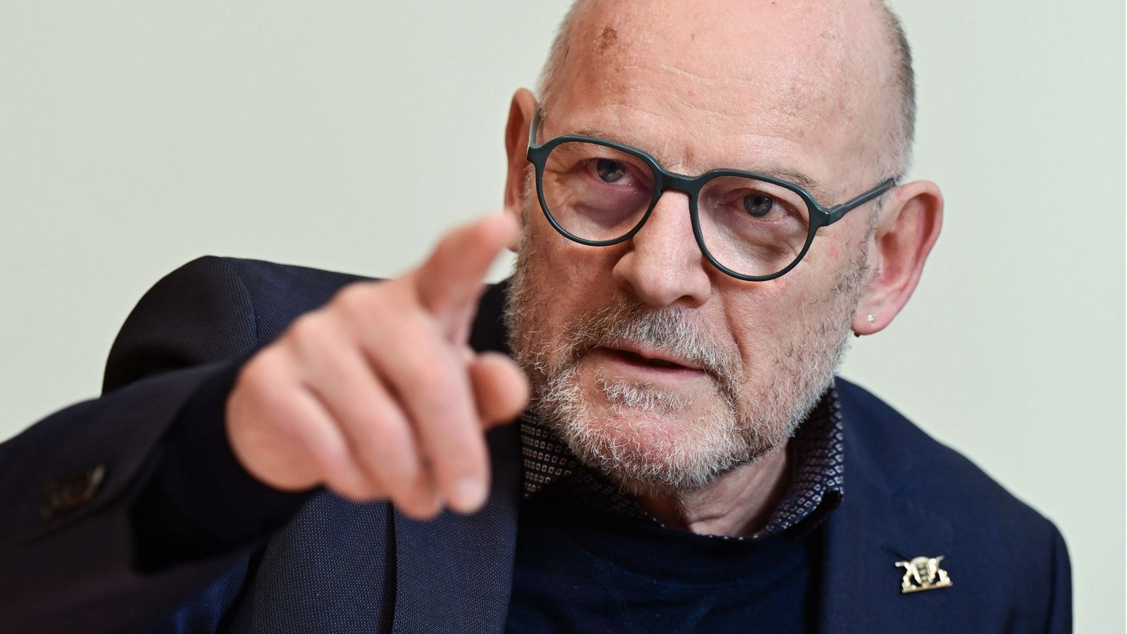 Auch Verkehrsminister Winfried Hermann ist verärgert über den Vorfall auf der Frankenbahn.Foto: Bernd Weißbrod/dpa