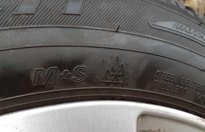 M&S-Reifen gelten ab Oktober nur noch mit dem Bergpiktogramm als Winterreifen.<span class='image-autor'>Foto: RoClickMag / shutterstock.com</span>