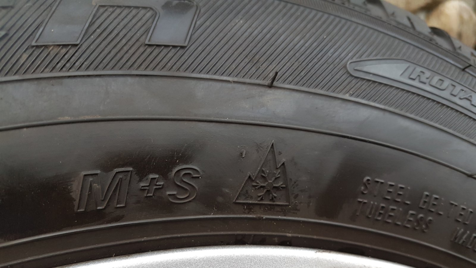 M&S-Reifen gelten ab Oktober nur noch mit dem Bergpiktogramm als Winterreifen.Foto: RoClickMag / shutterstock.com M&S-Reifen gelten ab Oktober nur noch mit dem Bergpiktogramm als Winterreifen.Foto: RoClickMag / shutterstock.com