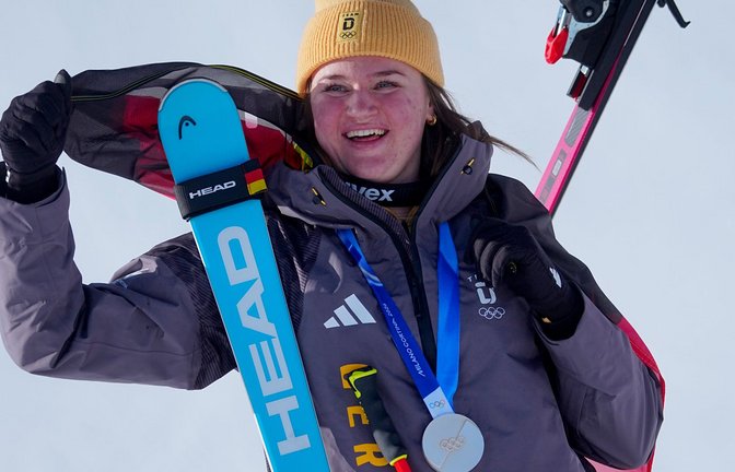Emma Aicher bejubelt ihre Silbermedaille – es ist schon ihre zweite. Und es könnten weitere Plaketten hinzukommen.<span class='image-autor'>Foto: Michael Kappeler/dpa</span>