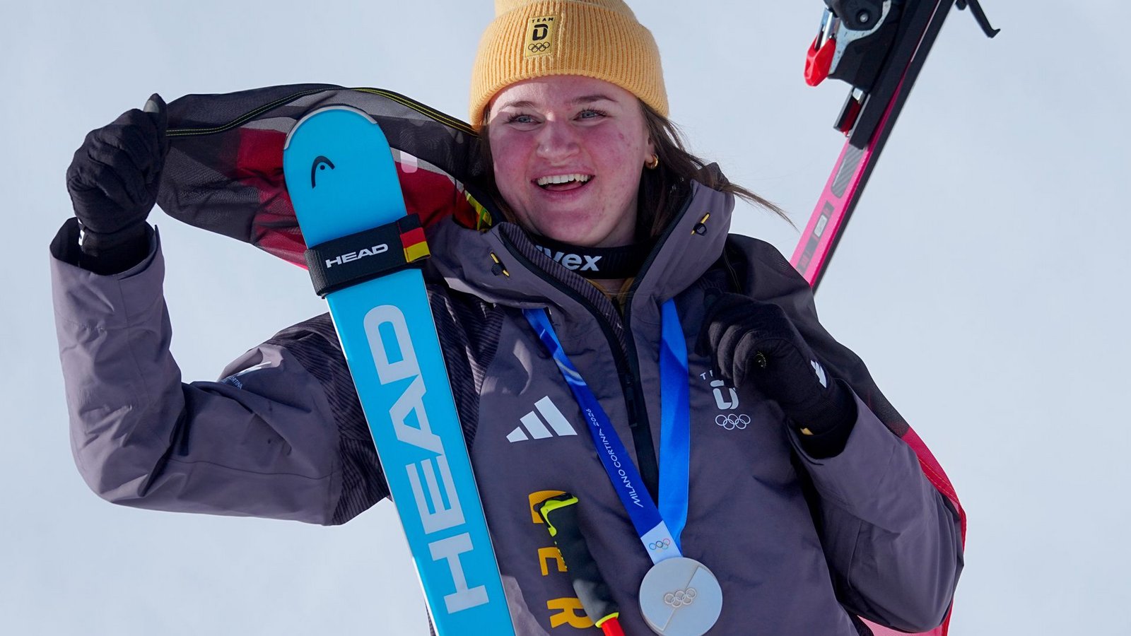 Emma Aicher bejubelt ihre Silbermedaille – es ist schon ihre zweite. Und es könnten weitere Plaketten hinzukommen.Foto: Michael Kappeler/dpa Emma Aicher bejubelt ihre Silbermedaille – es ist schon ihre zweite. Und es könnten weitere Plaketten hinzukommen.Foto: Michael Kappeler/dpa