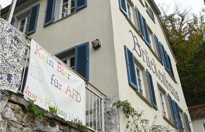 „Kein Bier für AfD. Unsere Haltung bleibt.“ – das Brückenhaus in Ludwigsburg hat das Plakat gegen die rechtspopulistische Partei aufmerksamkeitswirksam angebracht.<span class='image-autor'>Foto: Werner Kuhnle</span>