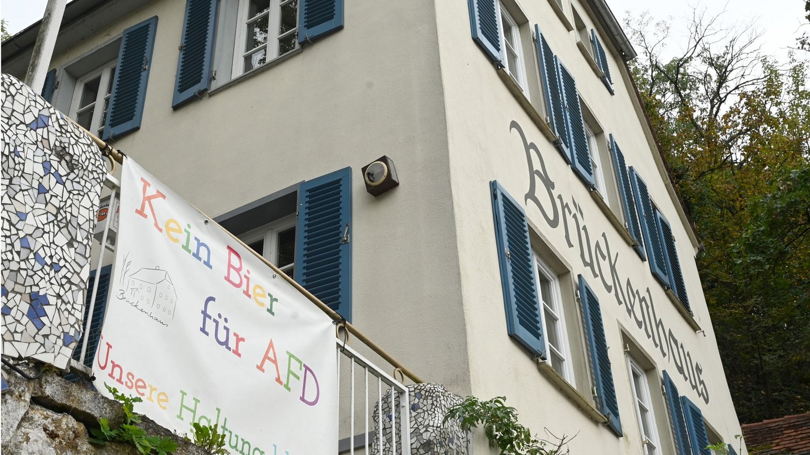 „Kein Bier für AfD. Unsere Haltung bleibt.“ – das Brückenhaus in Ludwigsburg hat das Plakat gegen die rechtspopulistische Partei aufmerksamkeitswirksam angebracht.Foto: Werner Kuhnle „Kein Bier für AfD. Unsere Haltung bleibt.“ – das Brückenhaus in Ludwigsburg hat das Plakat gegen die rechtspopulistische Partei aufmerksamkeitswirksam angebracht.Foto: Werner Kuhnle