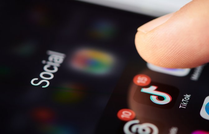 Der "Camera Flip Trend" sorgt auf Social Media aktuell für Lacher.<span class='image-autor'>Foto: Viktollio/ Shutterstock</span>