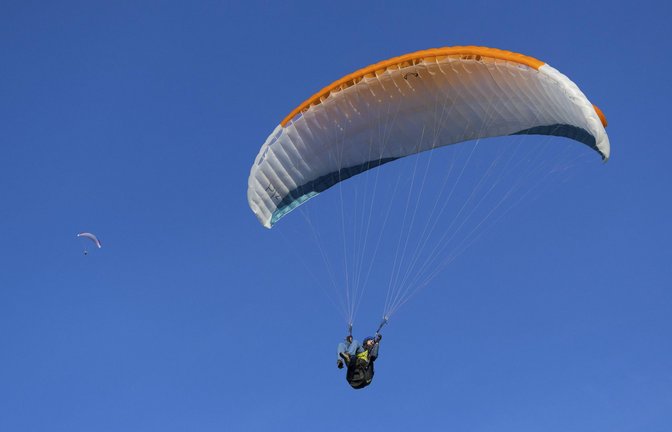 Ein Gleitschirmflieger ist im Kreis Tuttlingen ist in einem Baum gelandet (Symbolbild).<span class='image-autor'>Foto: IMAGO/imagebroker//Lilly</span>