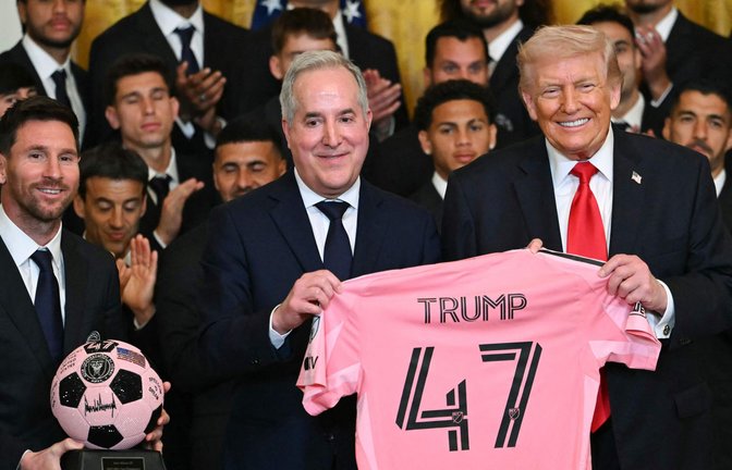 Inmitten von Fußballlegenden: Trump (re.) mit Jorge Mas, dem Besitzer des Fußballclubs Inter Miami.<span class='image-autor'>Foto: AFP/Andrew Caballero-Reynods</span>