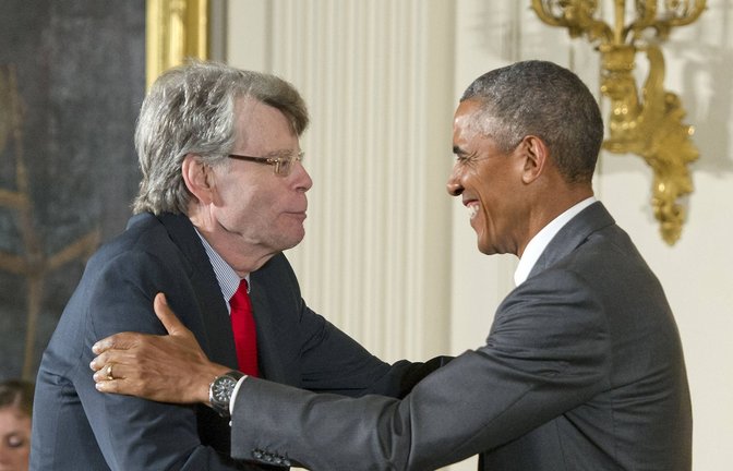 Stephen King mit dem damaligen US-Präsidenten Barack Obama im Jahr 2014 bei der Verleihung der National Medal of Art. Donald Trump würde King wohl kaum eine Medaille verleihen.<span class='image-autor'>Foto: Imago/Newscom World</span>