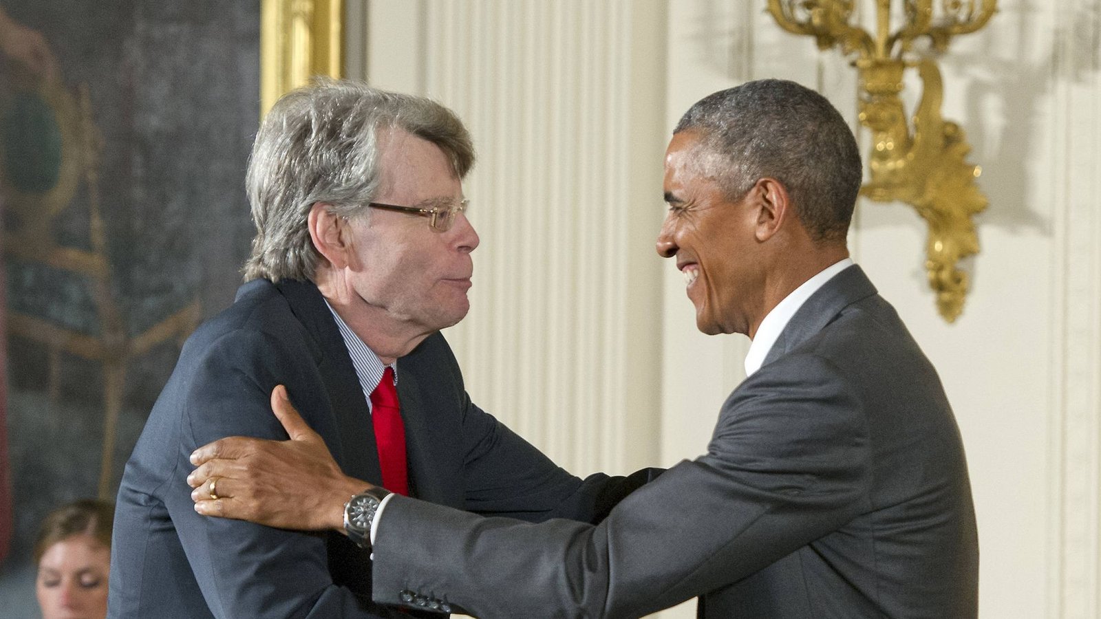 Stephen King mit dem damaligen US-Präsidenten Barack Obama im Jahr 2014 bei der Verleihung der National Medal of Art. Donald Trump würde King wohl kaum eine Medaille verleihen.Foto: Imago/Newscom World