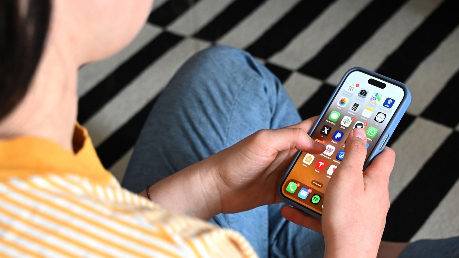 Auch in Deutschland wird debattiert, die Nutzung sozialer Netzwerke für Kinder und Jugendliche zu beschränken. (Symbolbild)Foto: Elisa Schu/dpa