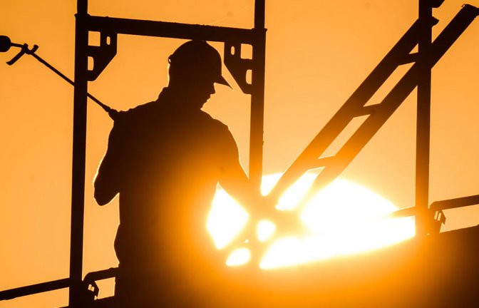 Der deutschen Wirtschaft drohen einer Studie zufolge Milliardenbelastungen durch extreme Hitze (Symbolfoto).<span class='image-autor'>Foto: picture alliance/dpa/Julian Stratenschulte</span>