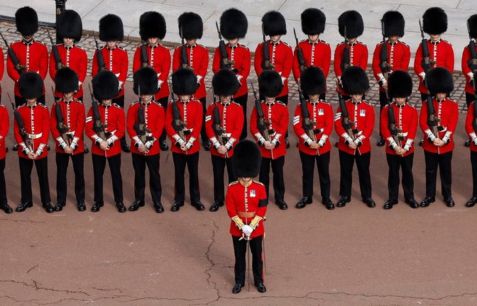 Auf seinem Weg vom Buckingham Palace zur Westminster Hall warten Gardisten auf den Sarg von Königin Elizabeth II. - die Monarchin wird dort vier Tage lang aufgebahrt, bis zu ihrer Beisetzung am 19. September.<span class='image-autor'>Foto: Chip Somodevilla/Getty Pool/AP/dpa</span>
