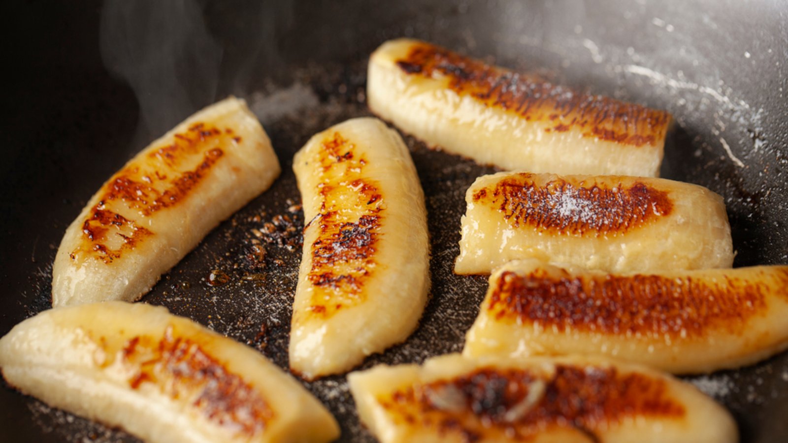 In der Regel wird zum Karamellisieren Zucker verwendet. Wann und wie man Puderzucker zum Karamellisieren verwendet, erfahren Sie hier.Foto: tmalucelli / Shutterstock.com