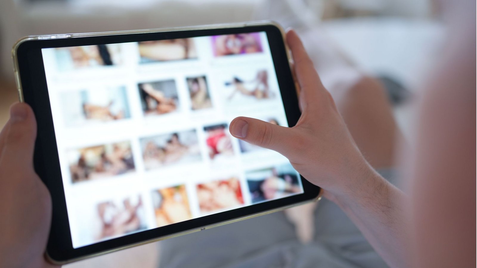 Ein junger Mann schaut sich auf einem Smartphone eine Porno-Internetseite an (gestellte Szene).Foto: Marcus Brandt/dpa