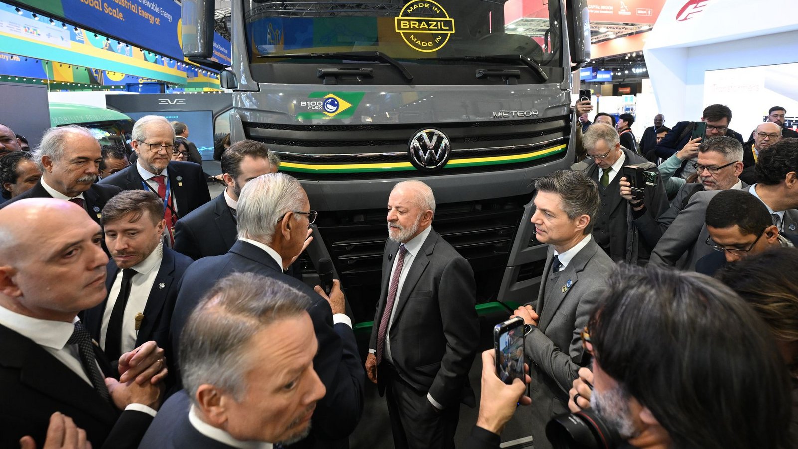 Lula schaut sich am VW-Stand einen Lkw aus brasilianischer Produktion an.Foto: Julian Stratenschulte/dpa