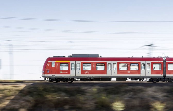 Schöner als Stau: Das Deutschlandticket soll Pendler auf die Schiene locken.<span class='image-autor'>Foto: imago/Arnulf Hettrich/ Fnoxx</span>