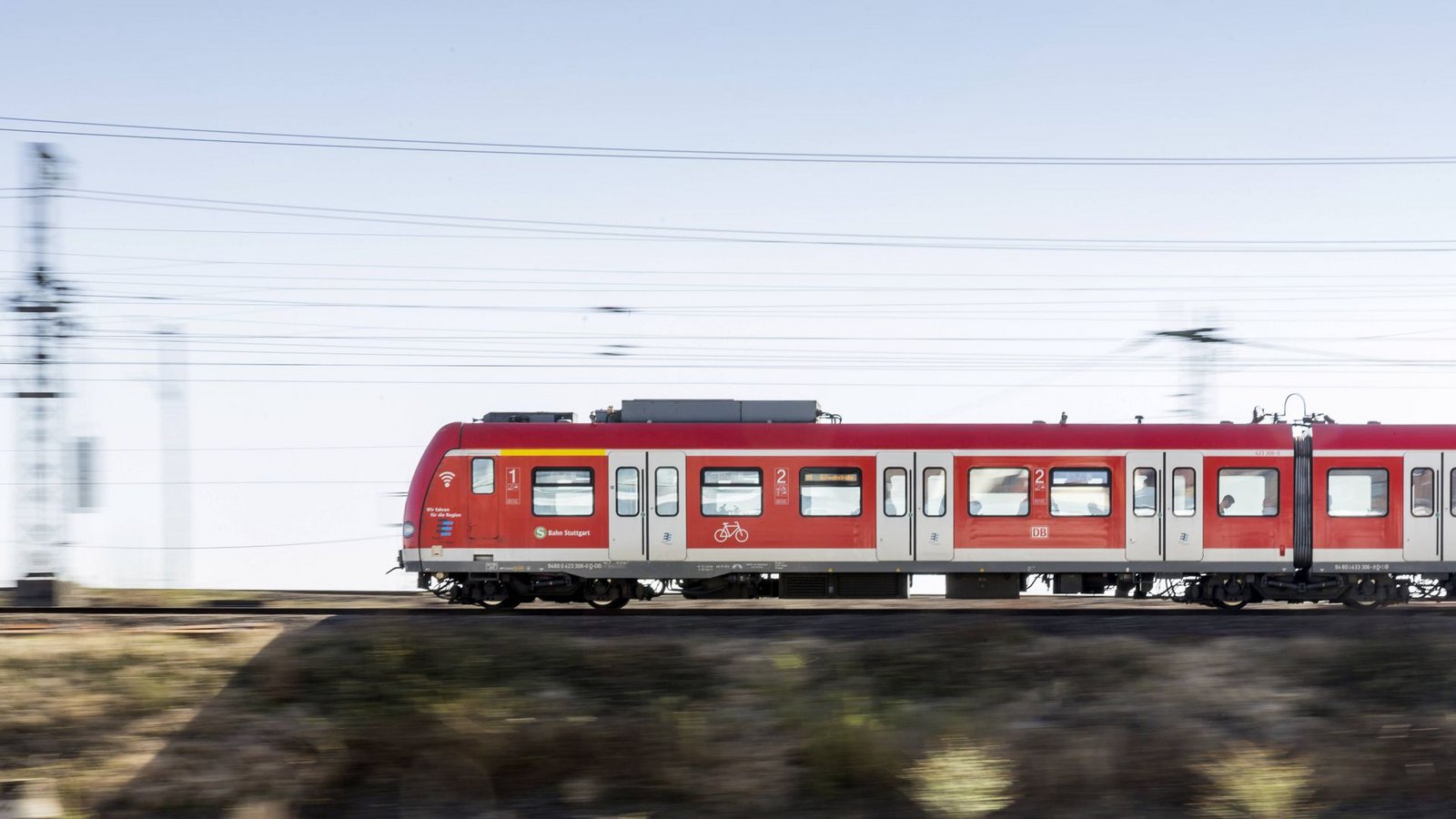 Schöner als Stau: Das Deutschlandticket soll Pendler auf die Schiene locken.Foto: imago/Arnulf Hettrich/ Fnoxx Schöner als Stau: Das Deutschlandticket soll Pendler auf die Schiene locken.Foto: imago/Arnulf Hettrich/ Fnoxx