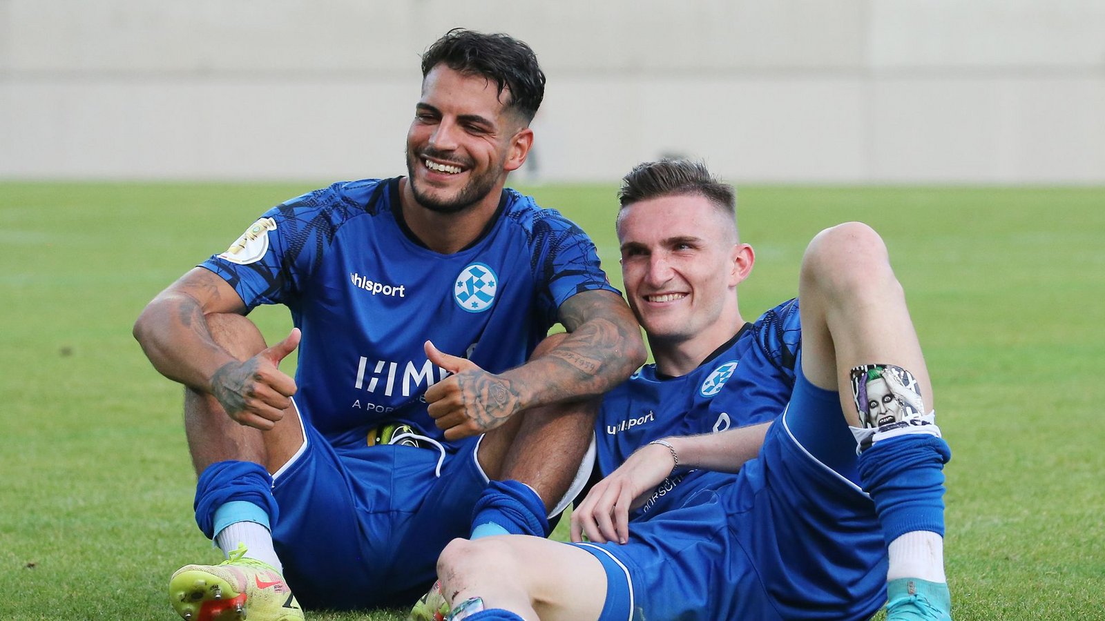 Denis Zagaria (li.), Torschütze zum 1:0 gegen die SpVgg Greuther Fürth, feiert entspannt mit Innenverteidiger-Kollege Niklas Kolbe.Foto: Pressefoto Baumann/Julia Rahn