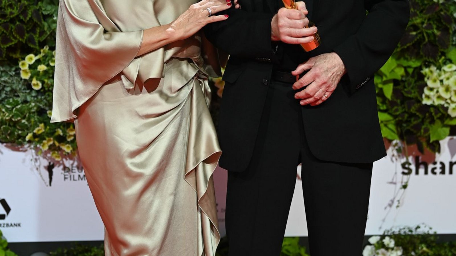 Jürgen Jürges freut sich mit Schauspielerin Margarita Broich über die Lola in der Kategorie „Ehrenpreis“.Foto: dpa/Jens Kalaene