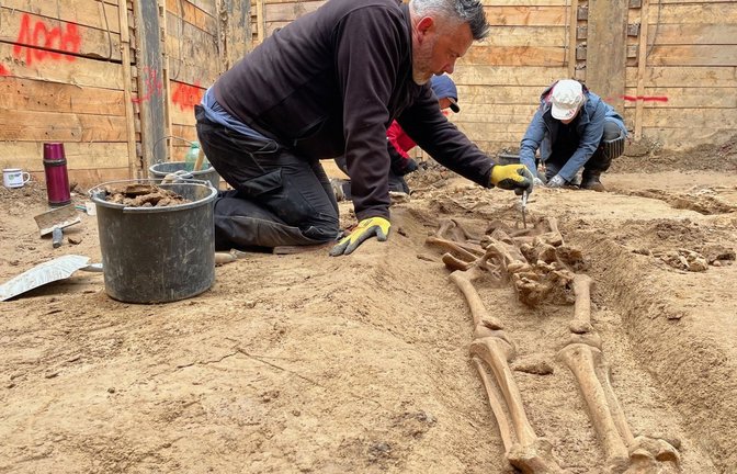 Archäologen legen Skelette in der Baugrube des Neubaus des Gästehauses des Landtags frei<span class='image-autor'>Foto: dpa/Oliver Auster</span>