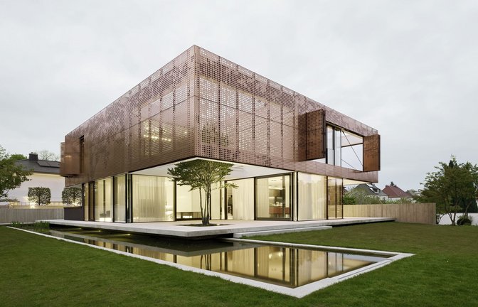 Wohnhaus mit Kupfervorhang über dem verglasten Erdgeschoss, geplant von Architekt Bernd Liebel. Dazu ein japanischer Kuchenbaum und ein Koi-Teich.<span class='image-autor'>Foto: Brigida González</span>