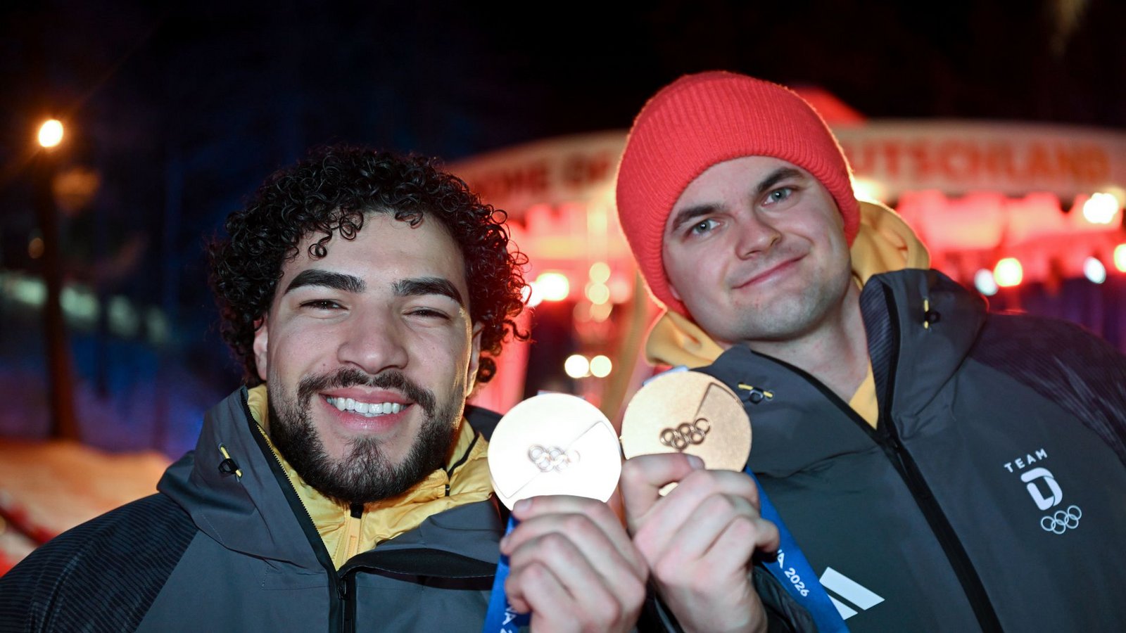Bronze bei der Olympiapremiere im Zweierbob: Pilot Adam Ammour (li.) und Alexander Schaller.Foto: Robert Michael/dpa Bronze bei der Olympiapremiere im Zweierbob: Pilot Adam Ammour (li.) und Alexander Schaller.Foto: Robert Michael/dpa