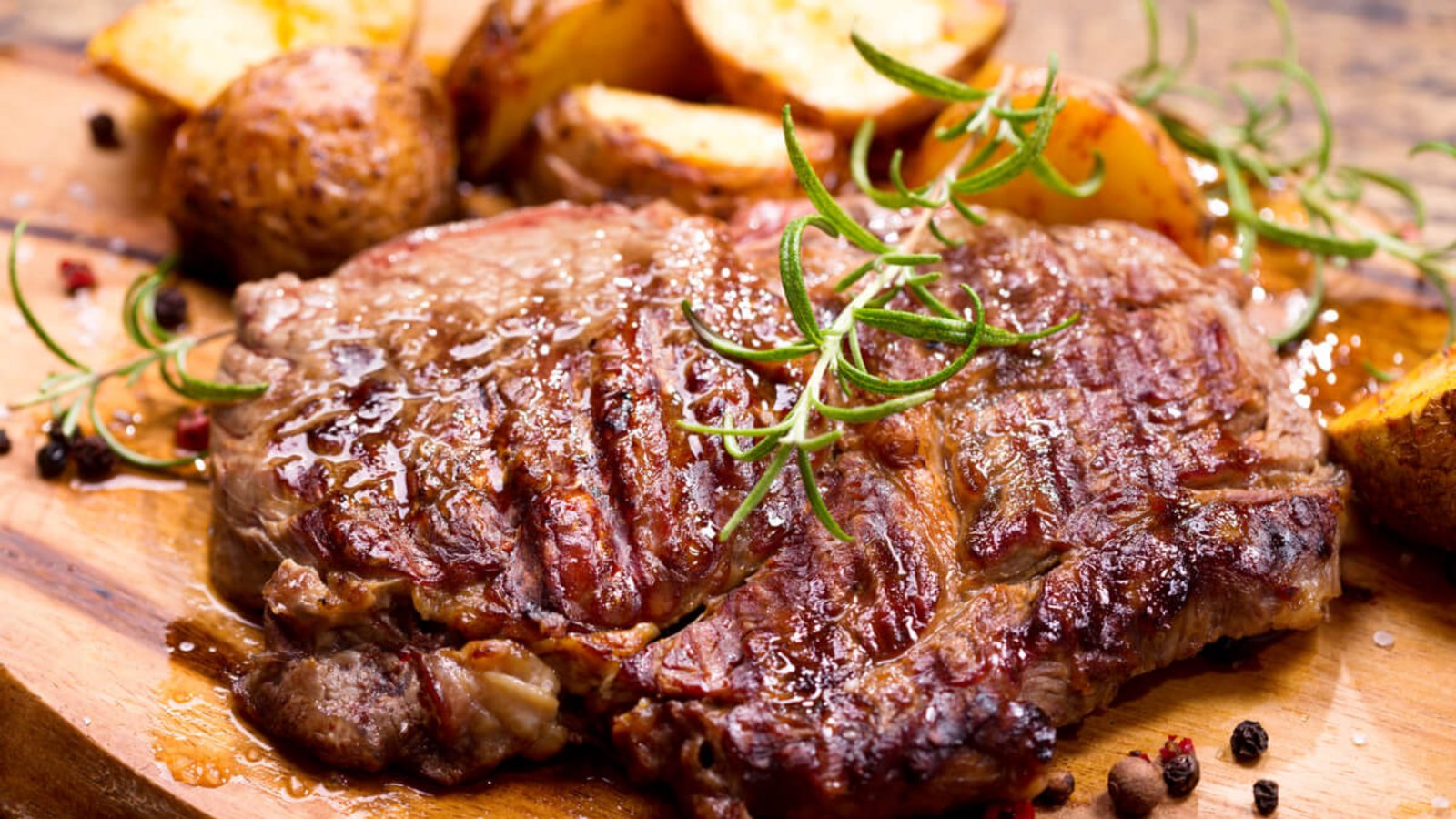 So frieren Sie gebratenes Fleisch richtig ein. Erfahren Sie, worauf Sie beim Einfrieren und Auftauen von gebratenem Fleisch achten müssen.Foto: Nitr / Shutterstock.com