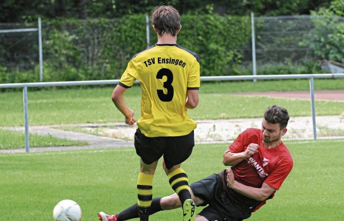 In Derbys wie am Sonntag beim FC Gündelbach sind auch Kämpferqualitäten gefragt wie hier von Pascal Kohler (rechts) gegen Ensingens Markus Lotter. Foto: Nachreiner