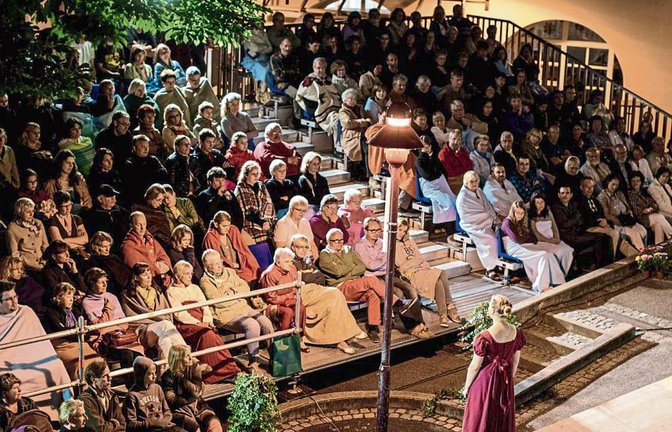 Beim Eberdinger Sommertheater herrscht eine ganz besondere Atmosphäre. 200 Zuschauer passen auf die Tribüne.  Foto: p