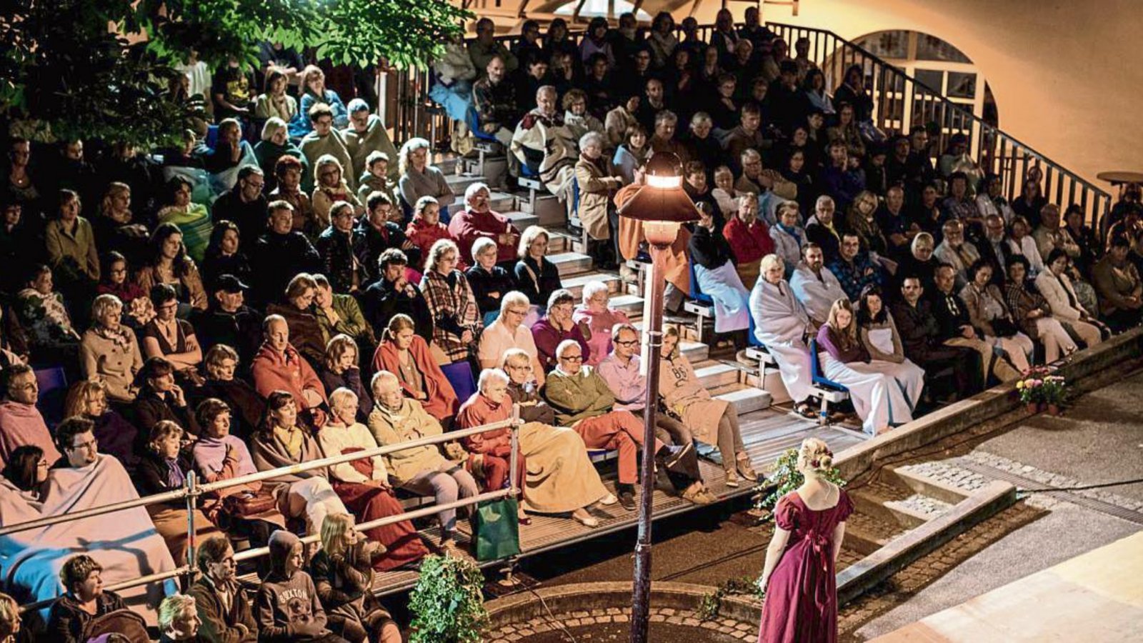 Beim Eberdinger Sommertheater herrscht eine ganz besondere Atmosphäre. 200 Zuschauer passen auf die Tribüne. Foto: p Beim Eberdinger Sommertheater herrscht eine ganz besondere Atmosphäre. 200 Zuschauer passen auf die Tribüne. Foto: p