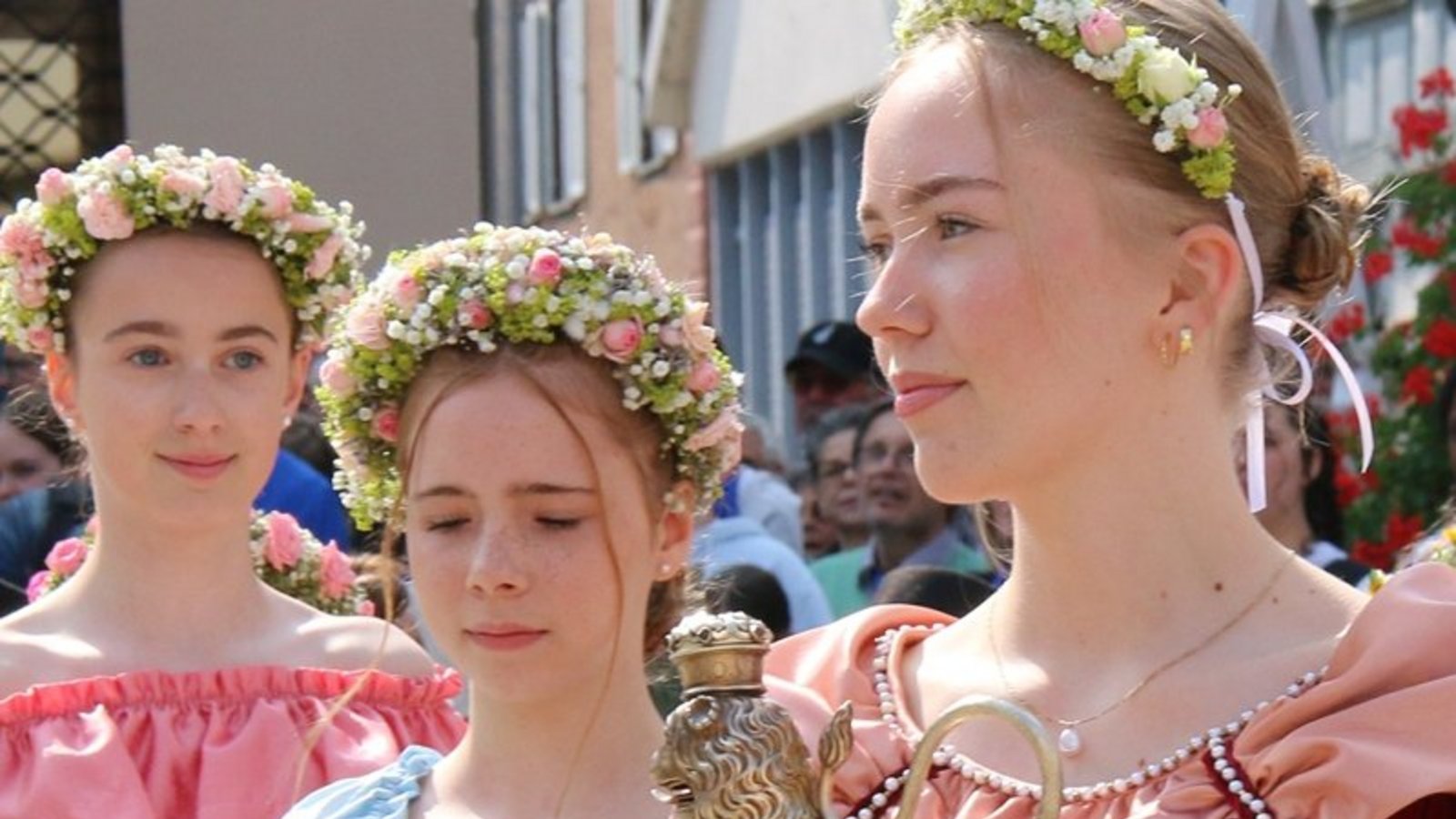 Die Maientagskönigin bringt den Löwenpokal.