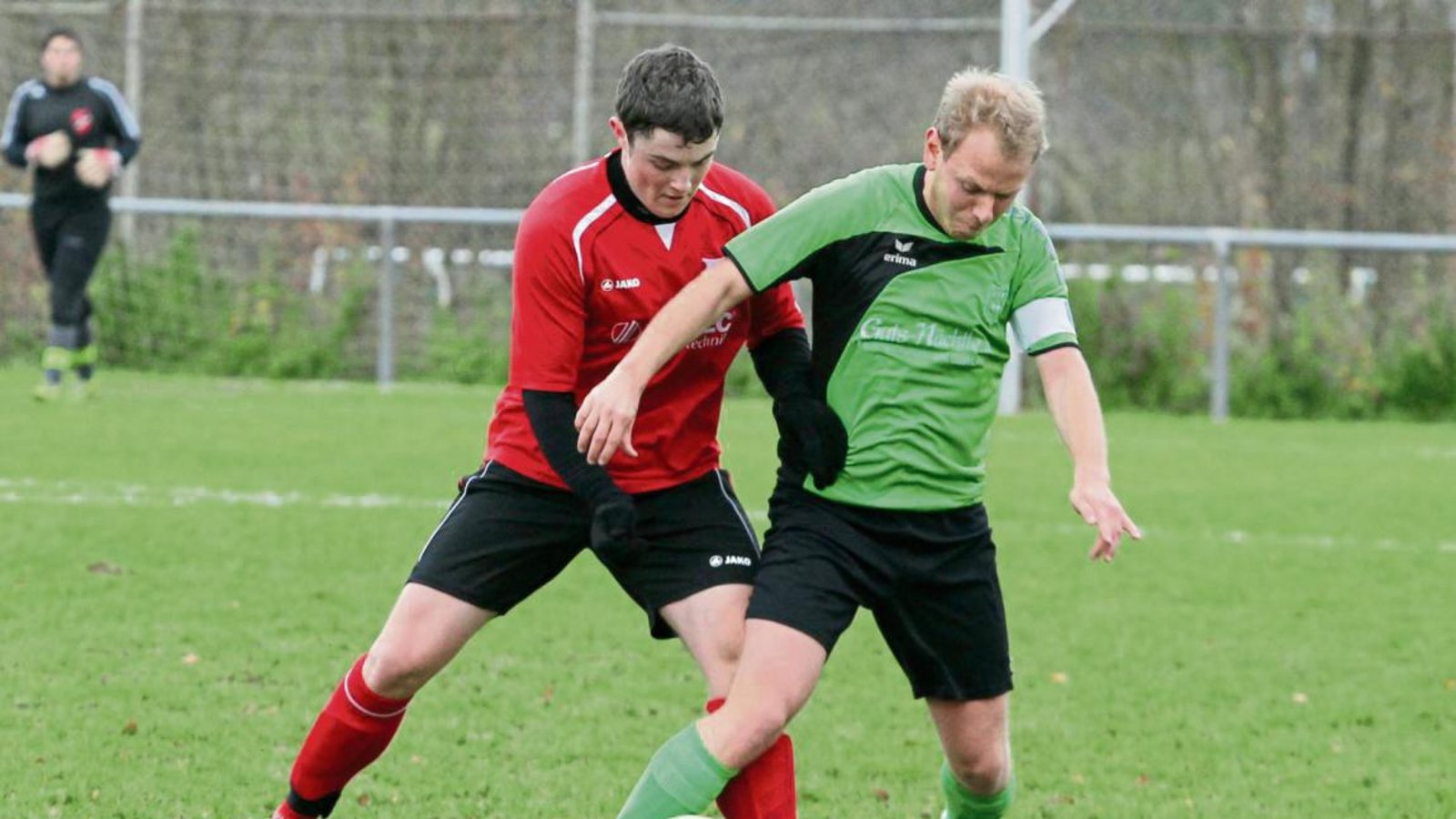 Sersheims Stefan Schmid (rechts) sorgte im Spiel in Horrheim für die Entscheidung. Hier schirmt er den Ball gegen Philipp Hachtel ab. Foto: Bürkle Sersheims Stefan Schmid (rechts) sorgte im Spiel in Horrheim für die Entscheidung. Hier schirmt er den Ball gegen Philipp Hachtel ab. Foto: Bürkle