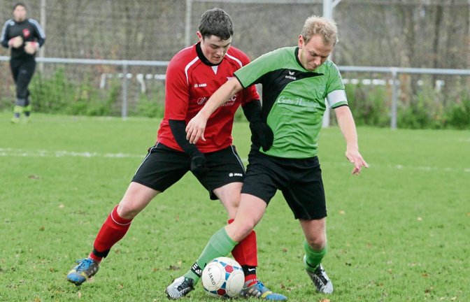 Sersheims Stefan Schmid (rechts) sorgte im Spiel in Horrheim für die Entscheidung. Hier schirmt er den Ball gegen Philipp Hachtel ab. Foto: Bürkle