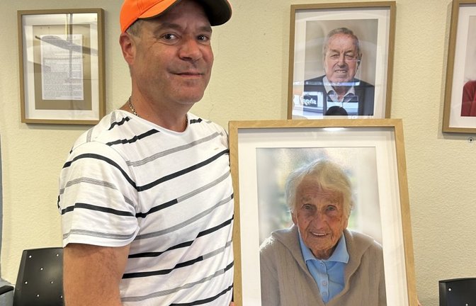 Das Foto zeigt den Fotografen Andreas Mattes mit einem Porträt von Wendelgard von Staden. Die im Mai verstorbene Vaihingerin war Trägerin des Bundesverdienstkreuzes und der Vaihinger Bürgermedaille.  <span class='image-autor'>Foto: pv</span>