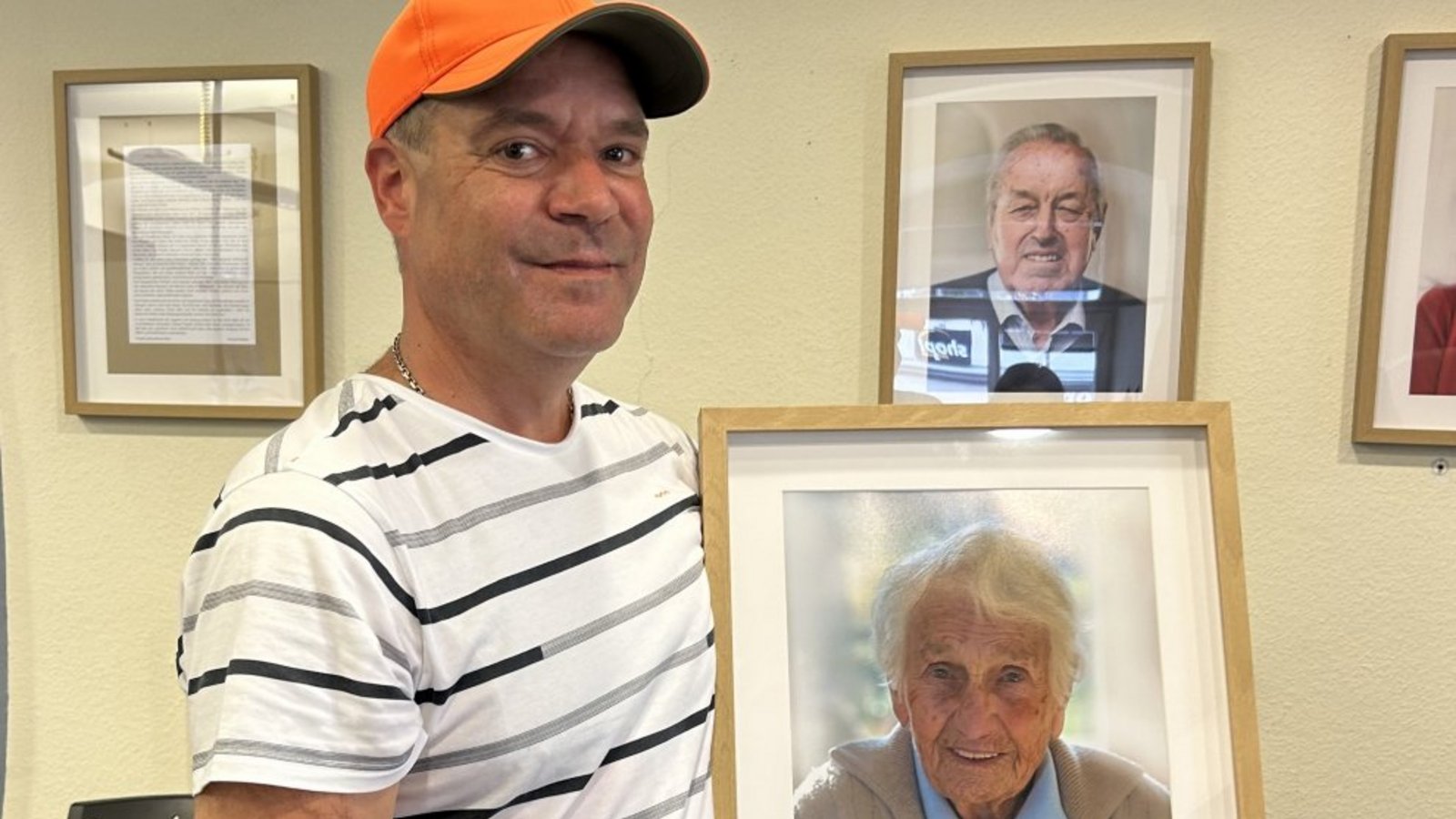 Das Foto zeigt den Fotografen Andreas Mattes mit einem Porträt von Wendelgard von Staden. Die im Mai verstorbene Vaihingerin war Trägerin des Bundesverdienstkreuzes und der Vaihinger Bürgermedaille. Foto: pv Das Foto zeigt den Fotografen Andreas Mattes mit einem Porträt von Wendelgard von Staden. Die im Mai verstorbene Vaihingerin war Trägerin des Bundesverdienstkreuzes und der Vaihinger Bürgermedaille. Foto: pv