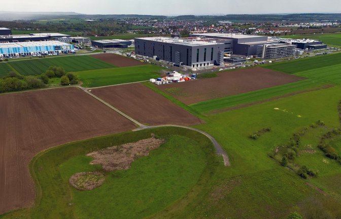 Blick auf den Gewerbepark Eichwald: hinten links die Firma Winkels, rechts Breuninger-Logistik. Vorne links wäre auf dem Gelände des Zweckverbands der mögliche Standort für eine Windkraftanlage.  <span class='image-autor'>Foto: Martin Kalb</span>