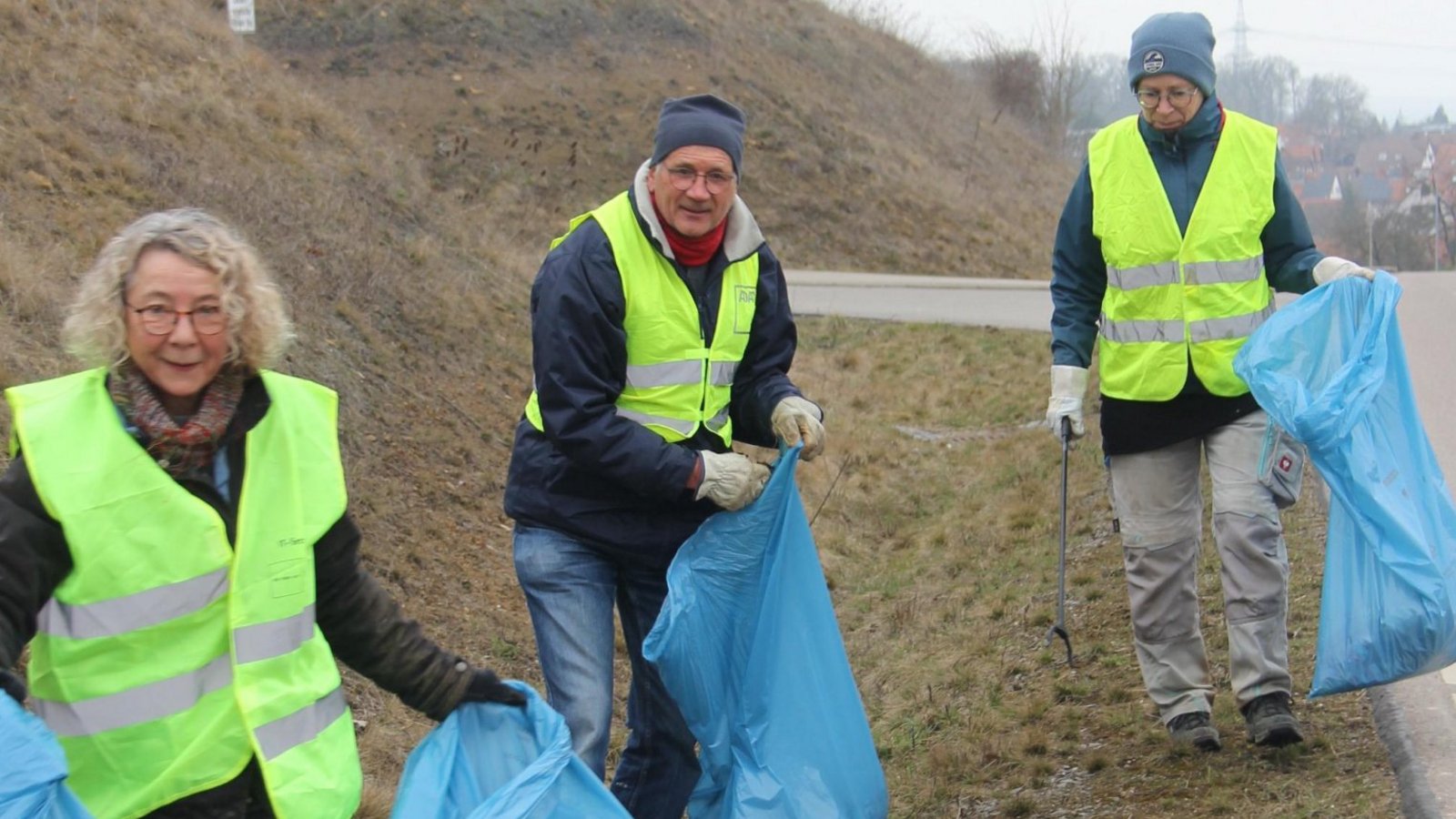 An der Kreisstraße zwischen Hochdorf und Heimerdingen gibt es viel zu tun (von links): Brigitte und Andreas Häcker und Maren Dannien.