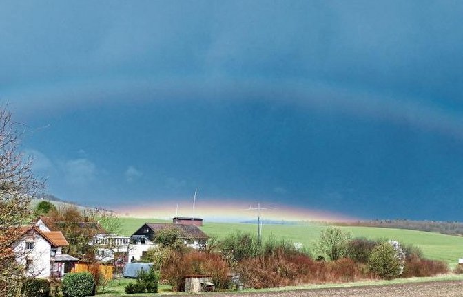 Dieses Naturspektakel, hier von Werner Scheytt in Ensingen fotografiert, entzückte am Mittwochnachmittag wohl viele Menschen.
