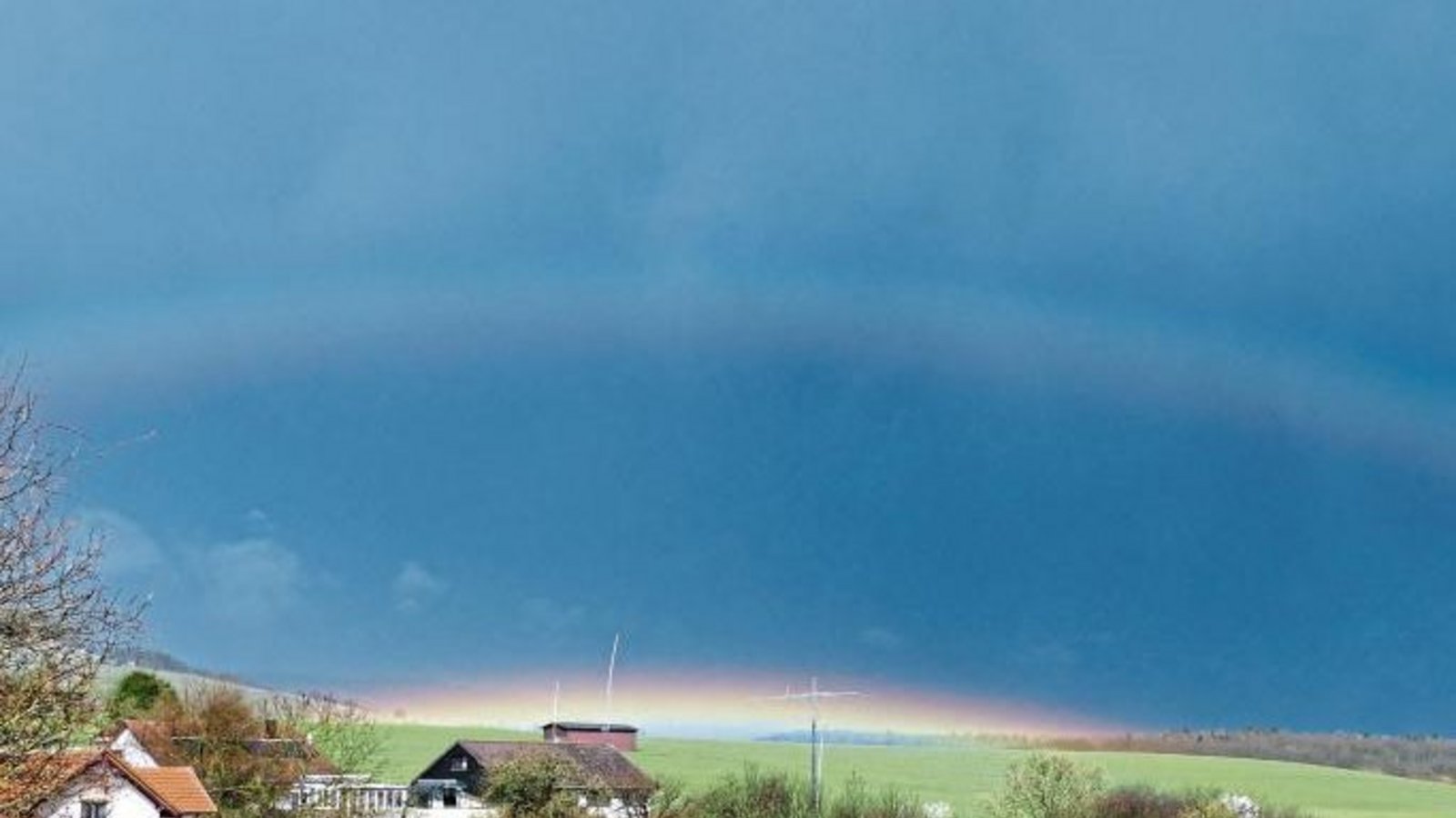 Dieses Naturspektakel, hier von Werner Scheytt in Ensingen fotografiert, entzückte am Mittwochnachmittag wohl viele Menschen. Dieses Naturspektakel, hier von Werner Scheytt in Ensingen fotografiert, entzückte am Mittwochnachmittag wohl viele Menschen.