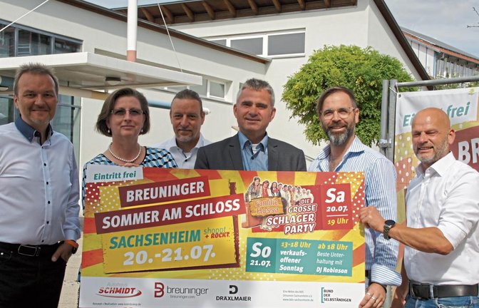 Neue Sponsoren für das Sachsenheimer Fest (von links): BdS-Ausschussmitglied Thorald Zeppernick, Sabine Hucke von der Firma Dräxlmaier, BdS-Mitglied Mathias Eigel, Bürgermeister Holger Albrich, stellvertretender Vorsitzender Frank Clement und BdS-Vorsitzender Konrad Buck. Foto: p