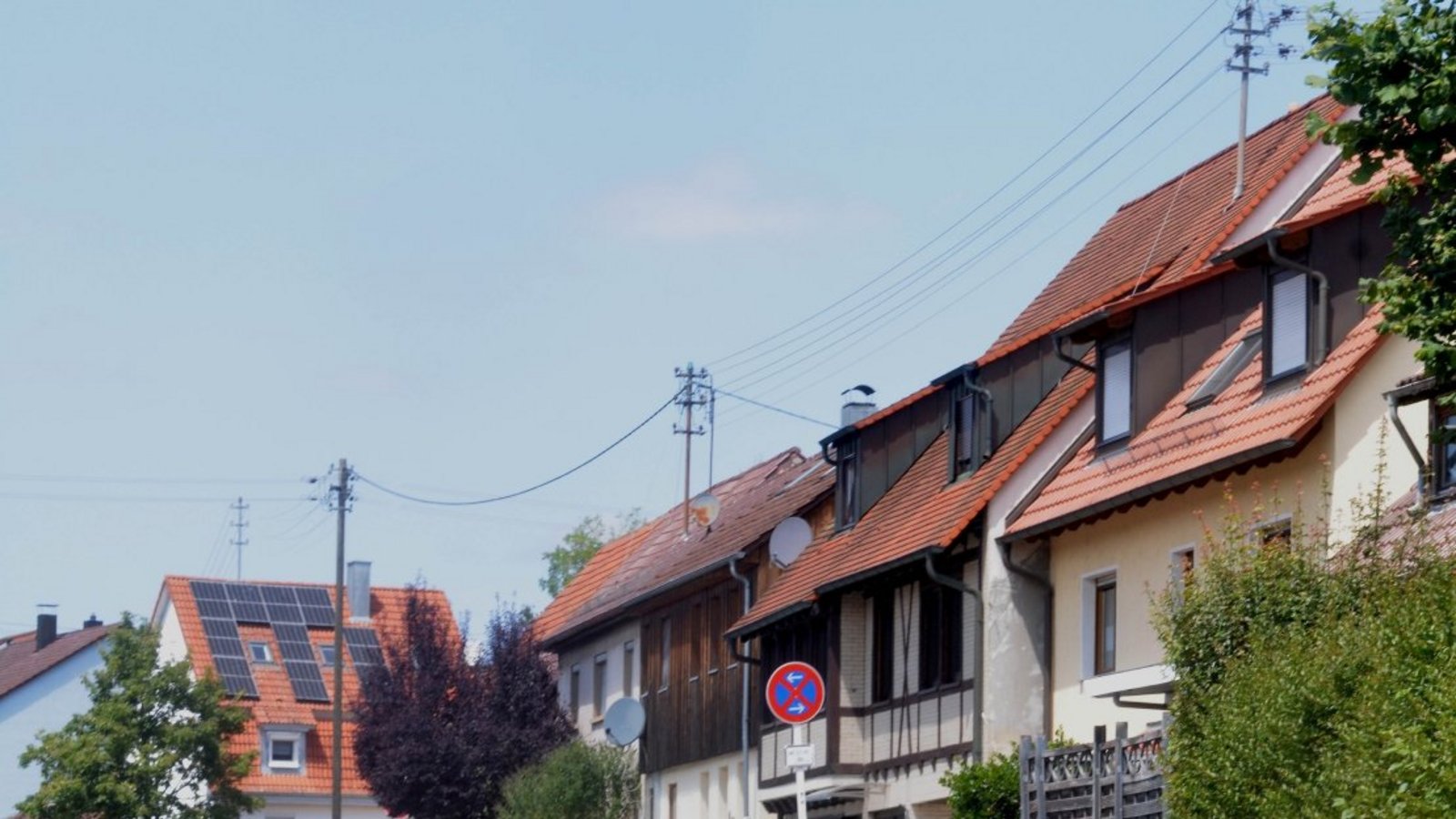 Die unbefriedigende Verkehrssituation in der Schützinger Straße ist schon lange ein Thema in der Gemeinde. Ein neues Konzept soll die Lage verbessern. Foto: Stahlfeld Die unbefriedigende Verkehrssituation in der Schützinger Straße ist schon lange ein Thema in der Gemeinde. Ein neues Konzept soll die Lage verbessern. Foto: Stahlfeld