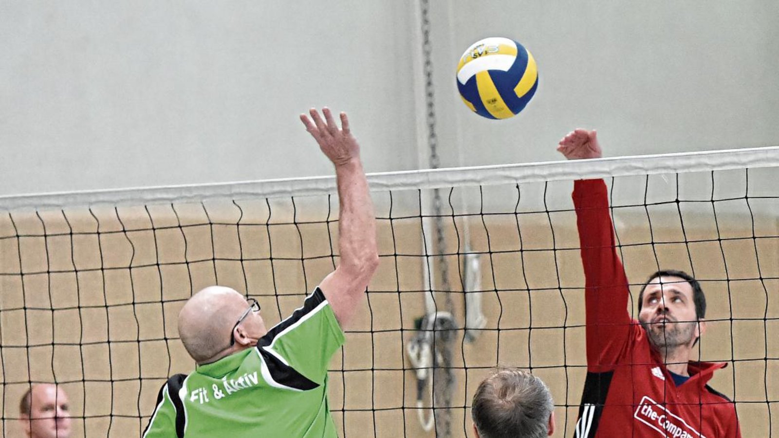 Jürgen Grau (von rechts) versucht, den Ball für die Jedermänner über Ulrich Schwabe und Walter Rinkleib (Fit & Aktiv Ditzingen) zu spielen. Foto: Leitner Jürgen Grau (von rechts) versucht, den Ball für die Jedermänner über Ulrich Schwabe und Walter Rinkleib (Fit & Aktiv Ditzingen) zu spielen. Foto: Leitner