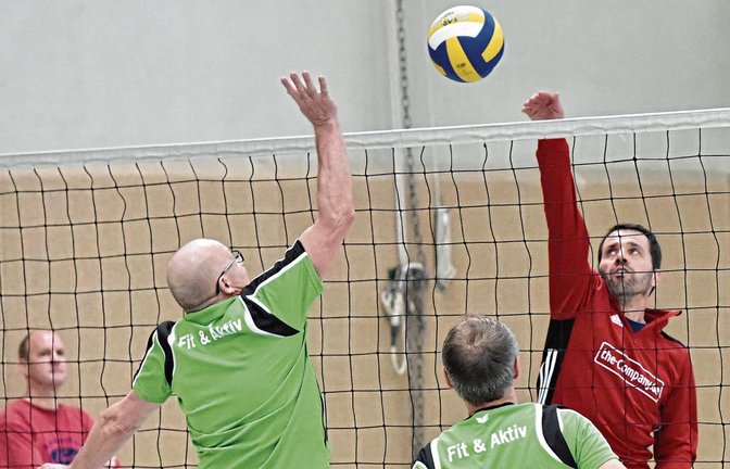 Jürgen Grau (von rechts) versucht, den Ball für die Jedermänner über Ulrich Schwabe und Walter Rinkleib (Fit & Aktiv Ditzingen) zu spielen.  Foto: Leitner