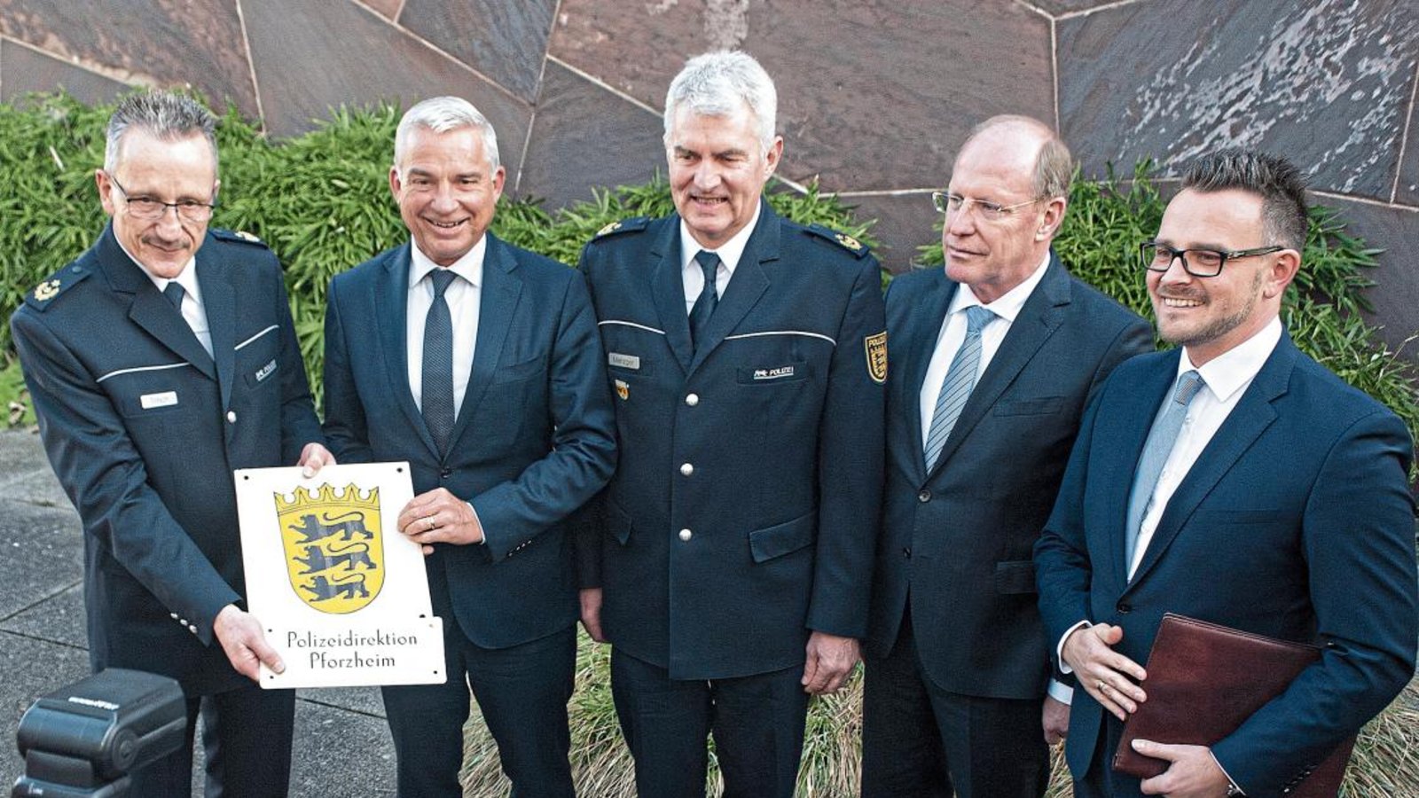 Übergabe des alten Emaille-Schildes der ehemaligen Polizeidirektion (von links): Polizeipräsident Wolfgang Tritsch; Innenminister Thomas Strobl; der frühere Pforzheimer Polizeichef Burkhard Metzger, heute Polizeipräsident in Ludwigsburg; Staatssekretär Wilffried Klenk und Pforzheims Oberbürgermeister Peter Boch. Foto: Fotomoment
