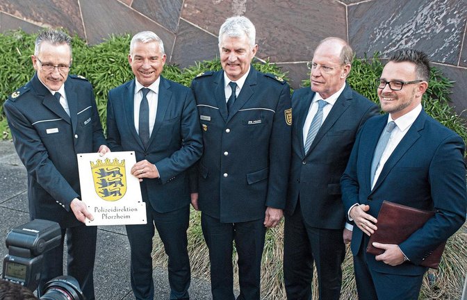 Übergabe des alten Emaille-Schildes der ehemaligen Polizeidirektion (von links): Polizeipräsident Wolfgang Tritsch; Innenminister Thomas Strobl; der frühere Pforzheimer Polizeichef Burkhard Metzger, heute Polizeipräsident in Ludwigsburg; Staatssekretär Wilffried Klenk und Pforzheims Oberbürgermeister Peter Boch. Foto: Fotomoment