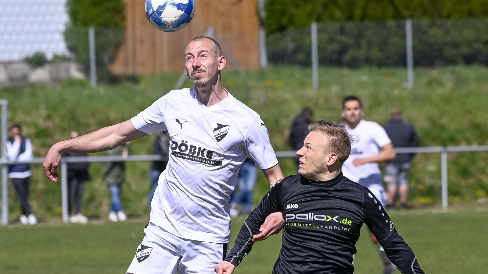 Torschützen unter sich: Der Horrheimer Ron Räpple (links) und der SGM-Spieler Bastian Schaar.  Fotos: Leitner