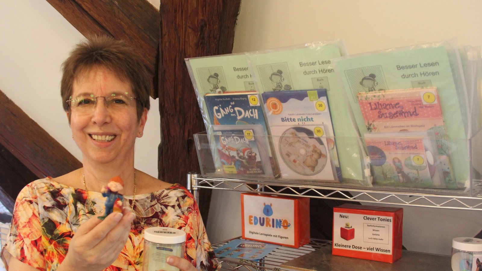 Stadtbüchereileiterin Therese Möhler hat den Bestand an Tonie-Figuren erhöht. Die Figuren sind eine Alternative zu CDs. Auf ihnen sind Lieder und Hörbücher gespeichert, die sich auf dem passenden Abspielgerät – der sogenannten Toniebox – anhören lassen.  Foto: Müller