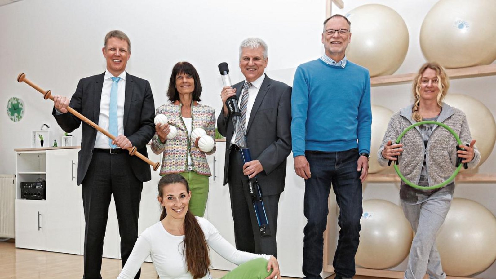Stehen hinter der Aktion „Aktiv & fit“: (stehend von links) Hartmut Villinger, Geschäftsführer der Vaihinger Kreiszeitung, Petra Frech, Inhaberin der Sportschule Frech, Vaihingens Oberbürgermeister Gerd Maisch, der ehemalige VKZ-Geschäftsführer Helmut Schürmann und Manuela Weiss von der Sportschule Frech sowie (sitzend) Nina Frech von der Sportschule Frech Foto: Küppers Stehen hinter der Aktion „Aktiv & fit“: (stehend von links) Hartmut Villinger, Geschäftsführer der Vaihinger Kreiszeitung, Petra Frech, Inhaberin der Sportschule Frech, Vaihingens Oberbürgermeister Gerd Maisch, der ehemalige VKZ-Geschäftsführer Helmut Schürmann und Manuela Weiss von der Sportschule Frech sowie (sitzend) Nina Frech von der Sportschule Frech Foto: Küppers