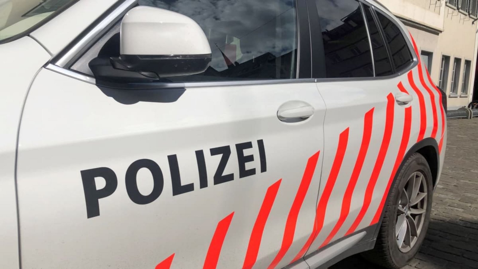 Ein Fahrzeug der Polizei in der Schweiz. (Symbolbild).Christiane Oelrich/dpa Ein Fahrzeug der Polizei in der Schweiz. (Symbolbild).Christiane Oelrich/dpa