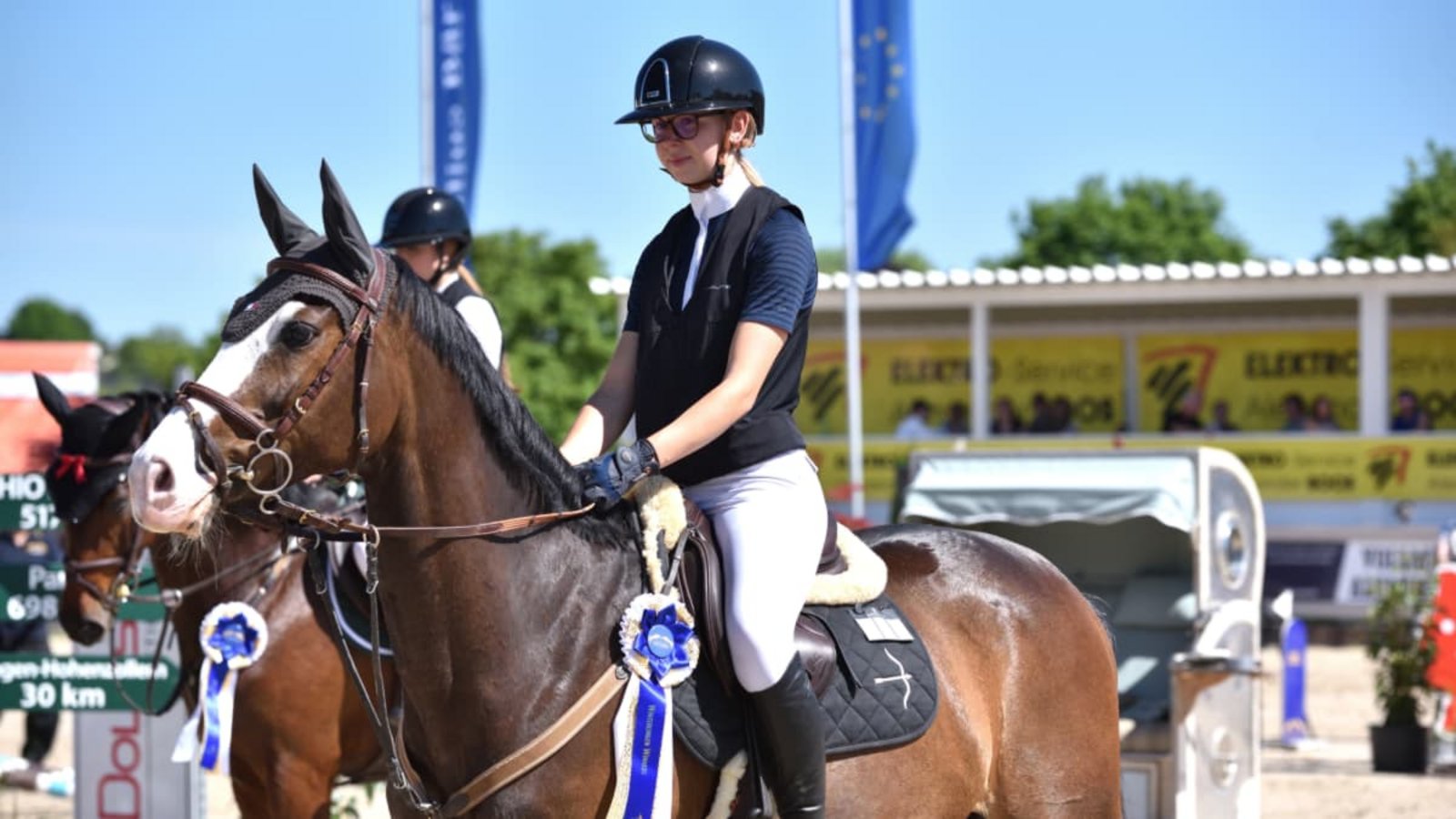 Noch eine Siegerschleife: Nina Scheurle und Karanta waren bei der Zweisterne-A-Springprüfung beim Turnier in Renningen nicht zu schlagen - das Duo siegte mit großem Vorsprung.Frank Häusler Noch eine Siegerschleife: Nina Scheurle und Karanta waren bei der Zweisterne-A-Springprüfung beim Turnier in Renningen nicht zu schlagen - das Duo siegte mit großem Vorsprung.Frank Häusler